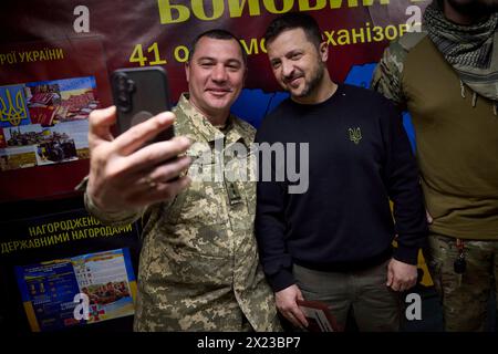 Chasiv Yar, Ucraina. 19 aprile 2024. Il presidente ucraino Volodymyr Zelenskyy, a destra, posa con i soldati durante una visita con la 41a Brigata meccanizzata separata in prima linea nella regione del Donbas, 19 aprile 2024 a Chasiv Yar, Oblast di Donetsk, Ucraina. Credito: Handout/Ufficio stampa presidenziale ucraino/Alamy Live News Foto Stock