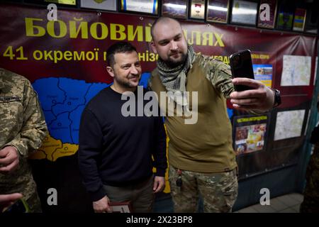 Chasiv Yar, Ucraina. 19 aprile 2024. Il presidente ucraino Volodymyr Zelenskyy, a destra, posa con i soldati durante una visita con la 41a Brigata meccanizzata separata in prima linea nella regione del Donbas, 19 aprile 2024 a Chasiv Yar, Oblast di Donetsk, Ucraina. Credito: Handout/Ufficio stampa presidenziale ucraino/Alamy Live News Foto Stock