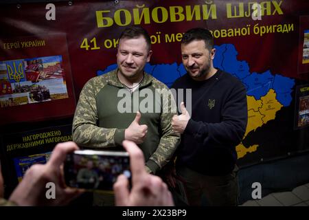 Chasiv Yar, Ucraina. 19 aprile 2024. Il presidente ucraino Volodymyr Zelenskyy, a destra, posa con i soldati durante una visita con la 41a Brigata meccanizzata separata in prima linea nella regione del Donbas, 19 aprile 2024 a Chasiv Yar, Oblast di Donetsk, Ucraina. Credito: Handout/Ufficio stampa presidenziale ucraino/Alamy Live News Foto Stock