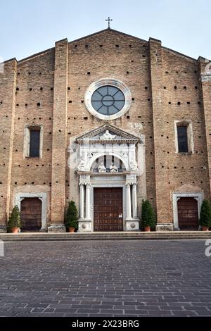 Facciata gotica del Duomo di Santa Maria Annunziata nella città di Salo sul Lago di Garda, Italia Foto Stock