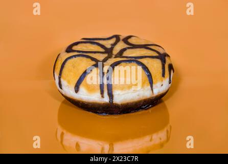 Ciambella ripiena su sfondo color toffee Foto Stock