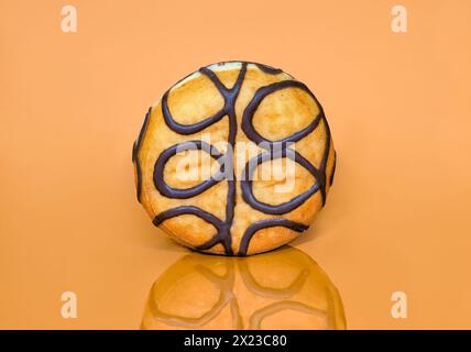 Ciambella ripiena in piedi su uno sfondo colorato Foto Stock