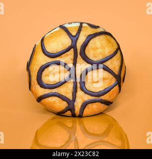 Ciambella ripiena in piedi su uno sfondo colorato Foto Stock