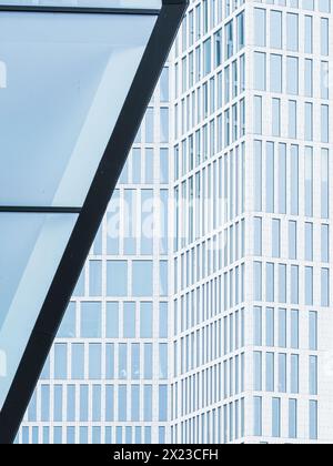 Un alto edificio con numerose finestre sorge accanto ad un altro edificio a Malmo, Svezia. Gli edifici creano un suggestivo skyline urbano, con la modalità che mostra Foto Stock