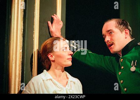 Saskia Reeves (Beatrice), Matthew Macfayden (Benedick) in MUCH ADO ABOUT NOTHING di Shakespeare al Playhouse Theatre, Londra WC2 05/06/1998 a Cheek di Jowl Production design: Nick Ormerod lighting: Judith Greenwood Director: Declan Donnellan Foto Stock