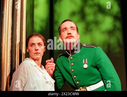 Saskia Reeves (Beatrice), Matthew Macfayden (Benedick) in MUCH ADO ABOUT NOTHING di Shakespeare al Playhouse Theatre, Londra WC2 05/06/1998 a Cheek di Jowl Production design: Nick Ormerod lighting: Judith Greenwood Director: Declan Donnellan Foto Stock