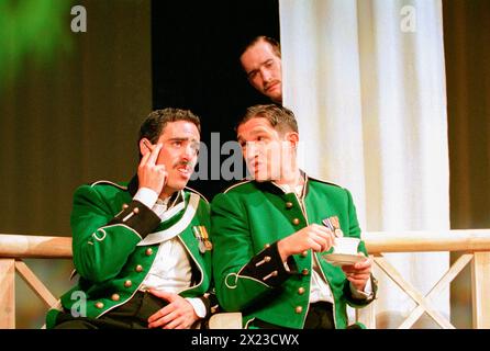 Benedick ascolta Don Pedro e Claudio - l-r: Stephen Mangan (Don Pedro), Matthew Macfadyen (Benedick), Bohdan Poraj (Claudio) in MUCH ADO ABOUT NOTHING di Shakespeare al Playhouse Theatre, Londra WC2 05/06/1998 a Cheek di Jowl Production design: Nick Ormerod illuminazione: Judith Greenwood regista: Declan Donnellan Foto Stock