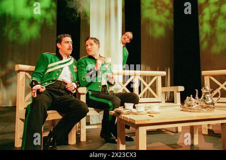 Benedick ascolta Don Pedro e Claudio - l-r: Stephen Mangan (Don Pedro), Matthew Macfadyen (Benedick), Bohdan Poraj (Claudio) in MUCH ADO ABOUT NOTHING di Shakespeare al Playhouse Theatre, Londra WC2 05/06/1998 a Cheek di Jowl Production design: Nick Ormerod illuminazione: Judith Greenwood regista: Declan Donnellan Foto Stock