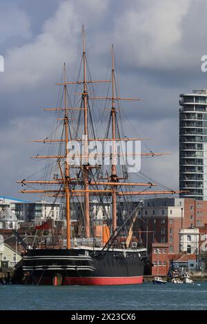 Portsmouth, Hampshire, Inghilterra. Aprile 2024. HMS Warrior, una storica nave da guerra della Royal Navy del XIX secolo nel suo ormeggio permanente nel porto di Portsmouth. Foto Stock