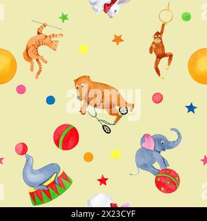 Acquerello senza cuciture con animali da circo: Elefante, coniglio, orso, gatto, scimmia e foca con cerchi colorati e sfondo di stelle beige. Foto Stock