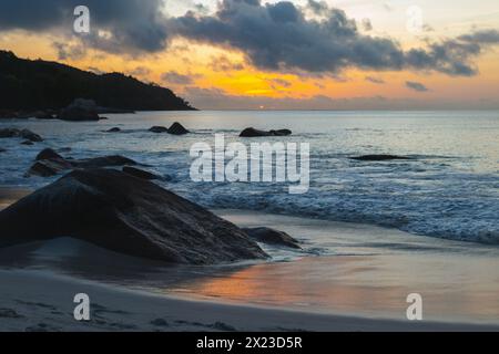 Spiaggia di Anse Lazio. Paesaggio costiero al tramonto. Isola di Praslin, Seychelles Foto Stock