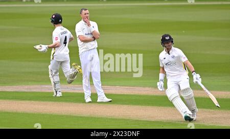 Hove UK 19 aprile 2024 - il Sussex bower Ollie Robinson sembra penoso contro il Gloucestershire il primo giorno della partita di cricket Vitality County Championship League Two al 1st Central County Ground di Hove: Credit Simon Dack /TPI/ Alamy Live News Foto Stock