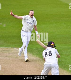Hove UK 19 aprile 2024 - Ollie Robinson del Sussex bowling contro Gloucestershire il primo giorno della partita di cricket Vitality County Championship League Two al 1° Central County Ground di Hove: Credit Simon Dack /TPI/ Alamy Live News Foto Stock
