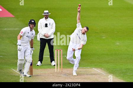 Hove UK 19 aprile 2024 - Ollie Robinson del Sussex bowling contro Gloucestershire il primo giorno della partita di cricket Vitality County Championship League Two al 1° Central County Ground di Hove: Credit Simon Dack /TPI/ Alamy Live News Foto Stock