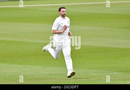 Hove UK 19 aprile 2024 - Fynn Hudson-Prentice del Sussex bowling contro Gloucestershire durante la partita di cricket Vitality County Championship League Two al 1° Central County Ground di Hove: Credit Simon Dack /TPI/ Alamy Live News Foto Stock