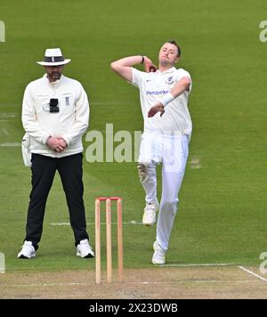 Hove UK 19 aprile 2024 - Ollie Robinson del Sussex bowling contro Gloucestershire il primo giorno della partita di cricket Vitality County Championship League Two al 1° Central County Ground di Hove: Credit Simon Dack /TPI/ Alamy Live News Foto Stock