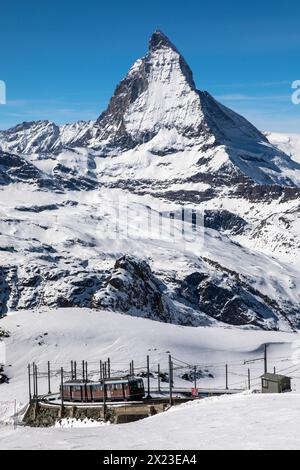La Gornergratbahn di fronte al Cervino, Zermatt, Vallese, Svizzera Foto Stock