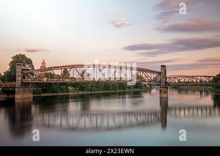 Ponte di risalita poco prima del tramonto, Magdeburgo, Sassonia-Anhalt Foto Stock