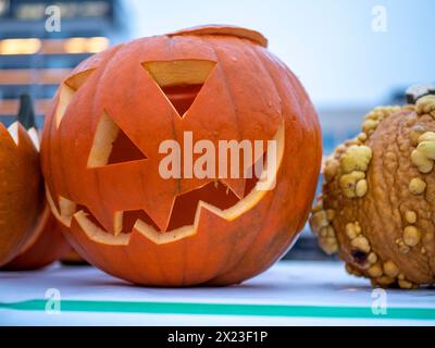 Una meravigliosa lanterna Jack-o'-o o lanterna di zucca in una piazza del mercato, Turku, Finlandia Foto Stock