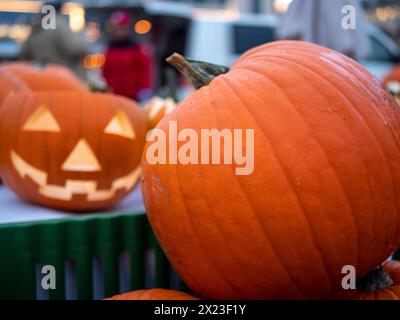 Una meravigliosa lanterna Jack-o'-o o lanterna di zucca in una piazza del mercato, Turku, Finlandia Foto Stock