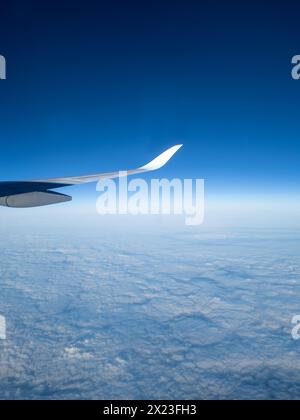 Aeroplano che vola contro il cielo Foto Stock