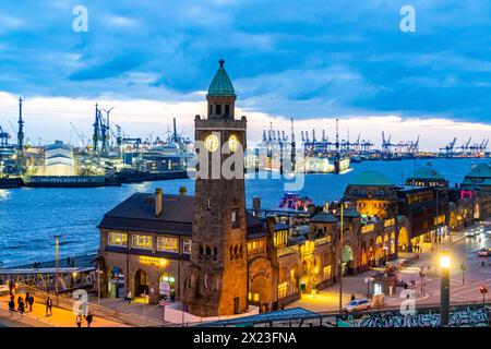 Porto di Amburgo, vista su St Pauli Landungsbrücken, Pegelturm, al cantiere Blohm + Voss, di sera, gru dei terminal container, Foto Stock