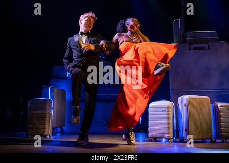 Londra, Regno Unito. 19 aprile 2024. Sam Tutty nel ruolo di Dougal e Dujonna Gift nel ruolo di Robin si esibiscono a una chiamata fotografica per il nuovo musical britannico «Two Strangers (Carry a Cake Across New York)» al Criterion Theatre. Diretto da Tim Jackson, scritto da Jim Barne e Kit Buchan e disegnato da Soutra Gilmour, lo spettacolo si svolge fino al 14 luglio. Crediti: Stephen Chung / Alamy Live News Foto Stock