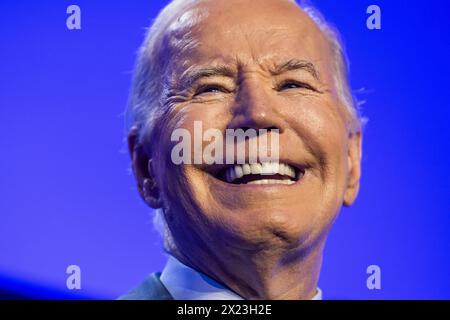 Washington, Stati Uniti. 19 aprile 2024. Il presidente DEGLI STATI UNITI Joe Biden interviene alla conferenza internazionale IBEW (International Brotherhood of Electrical Workers) Construction and Maintenance tenutasi a Washington, DC, USA, il 19 aprile 2024. Le osservazioni di Biden giungono un giorno dopo che i membri della famiglia Kennedy lo approvarono alle elezioni presidenziali del 2024 su Robert F. Kennedy Jr. Crediti: SIPA USA/Alamy Live News Foto Stock