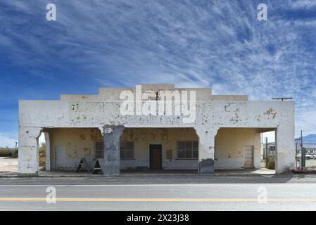 DEATH VALLEY JUNCTION - 14 aprile 2024: Garage abbandonato nell'incrocio della Death Valley, vicino al Parco Nazionale di fronte all'Amargosa Opera House and Hotel. Foto Stock