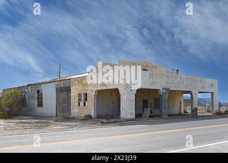 DEATH VALLEY JUNCTION - 14 aprile 2024: Garage abbandonato nell'incrocio della Death Valley, vicino al Parco Nazionale di fronte all'Amargosa Opera House and Hotel. Foto Stock