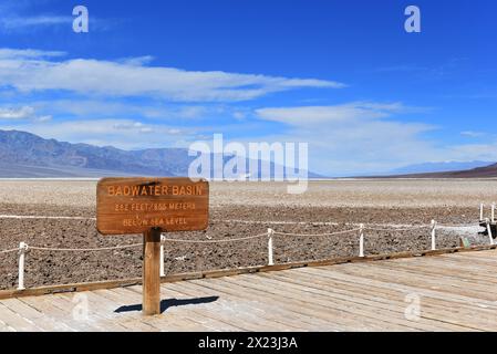 Cartello Badwater Basin nel Death Valley National Park, che segna il punto più basso del Nord America. Foto Stock