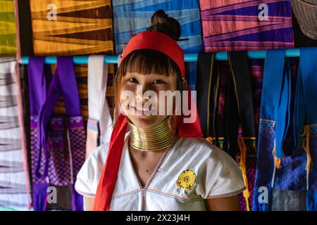 Primo piano di una giovane donna Padong che indossa i tradizionali anelli di ottone al lago Inle in Myanmar, che rappresenta lo splendore culturale delle tribù Kayan Foto Stock