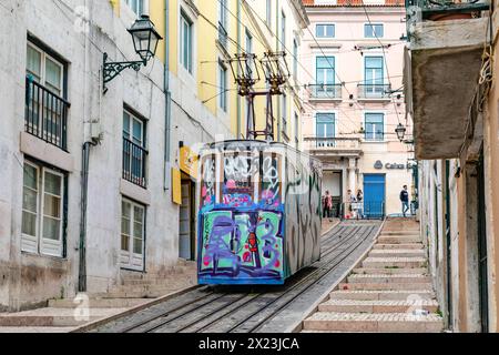 La funicolare Elevador da Bica passa attraverso la città vecchia di Lisbona, Lisbona, Portogallo Foto Stock