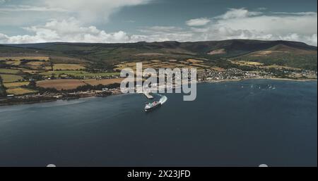 Scozia, Brodick Ferry Terminus foto panoramica aerea dell'attraversamento della nave, Arran Island. Il bellissimo traghetto passeggeri va dal porto del Golfo di Firth-of-Clyde alla terraferma. Vista panoramica cinematografica Foto Stock