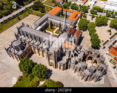 Vista aerea dell'imponente monastero di Mosteiro da Batalha, patrimonio dell'umanità dell'UNESCO, con chiesa e chiostro, Portogallo Foto Stock