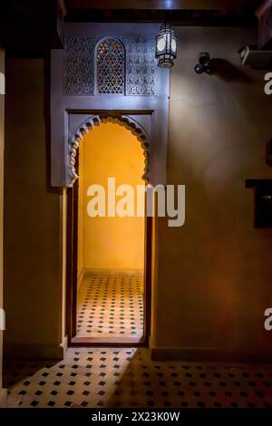 Fez, Marocco - 18 marzo 2024: Madrasa al-Attarine, Medina di Fez, Marocco. Fu costruita dal sultano marinide Uthman II Abu Said nel 1323-175. Foto Stock