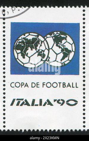 ITALIA - CIRCA 1990: Francobollo stampato dall'Italia, mostra l'emblema FIFA, circa 1990 Foto Stock