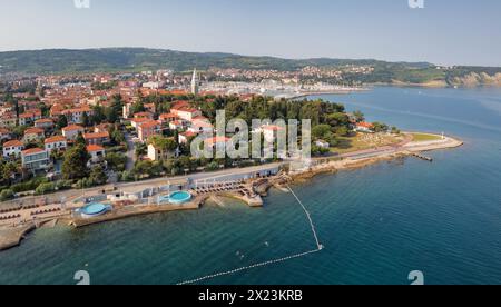 Splendida città vecchia di Izola in Slovenia al tramonto, pittoresco insediamento mediterraneo, ripresa aerea. Concetti di vacanza, viaggio e turismo. Foto Stock