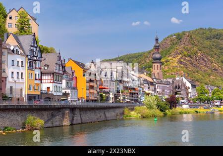 Vista sulla soleggiata Cochem, splendida città sul romantico fiume Mosella, Germania Foto Stock