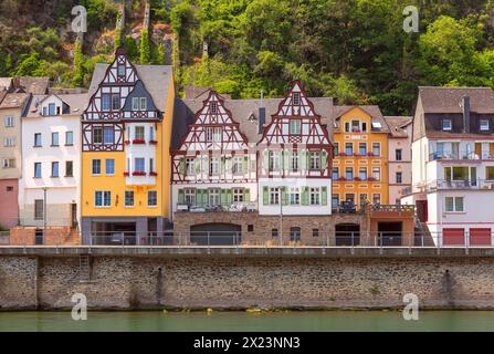 Vista sulla soleggiata Cochem, splendida città sul romantico fiume Mosella, Germania Foto Stock