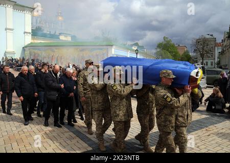 KIEV, UCRAINA - 19 APRILE 2024 - i servitori portano la bara del sergente della 59a Brigata Pavlo Petrychenko che morì mentre difendeva l'Ucraina dalle truppe russe dopo il servizio commemorativo al monastero di San Michele, Kiev, capitale dell'Ucraina. Il militare e attivista ucraino Pavlo Petrychenko era sergente nella 59a brigata motorizzata separata di fanteria e autore della petizione che esortava a limitare i casinò online per il personale militare durante la legge marziale, che ha raccolto i 25.000 voti dovevano essere presi in considerazione dal presidente entro poche ore dalla sua pubblicazione. Notizie Foto Stock