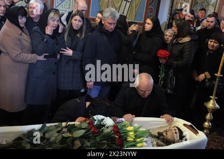 KIEV, UCRAINA - 19 APRILE 2024 - le persone rendono l'ultimo omaggio al sergente della 59a Brigata Pavlo Petrychenko, morto mentre difendeva l'Ucraina dalle truppe russe durante il servizio commemorativo nella cattedrale di Kiev, capitale dell'Ucraina. Il militare e attivista ucraino Pavlo Petrychenko era sergente nella 59a brigata motorizzata separata di fanteria e autore della petizione che esortava a limitare i casinò online per il personale militare durante la legge marziale, che ha raccolto i 25.000 voti dovevano essere presi in considerazione dal presidente entro poche ore dalla sua pubblicazione. Notizie Foto Stock