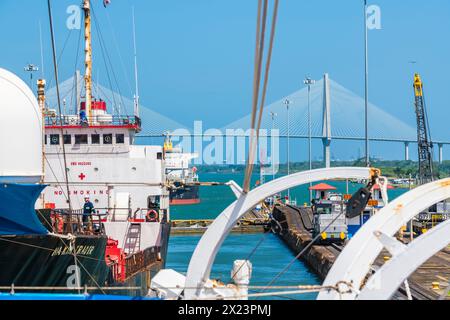 Ingresso alla chiusa, Gatun Locks, Panama Canal, Panama City, Panama, America Foto Stock