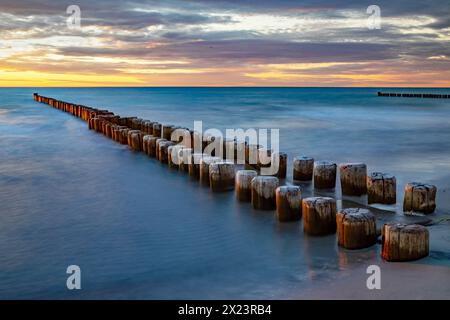 Tramonto: Groynes sulla costa del Mar Baltico vicino ad Ahrenshoop, Mar Baltico, Meclemburgo-Pomerania occidentale, Germania Foto Stock