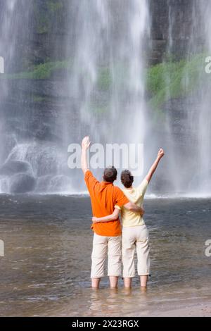 Una coppia gode di una cascata a Ponta grossa, Paraná, Brasile Foto Stock