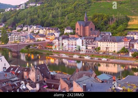 Vista sulla soleggiata Cochem, splendida città sul romantico fiume Mosella, Germania Foto Stock