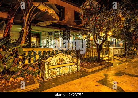 Parque de la Alameda a Marbella di notte, sullo sfondo il casinò, Costa del Sol, Andalusia, Spagna Foto Stock