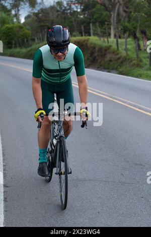 concetto di stile di vita. ciclista in allenamento su strada. piano generale. Foto Stock