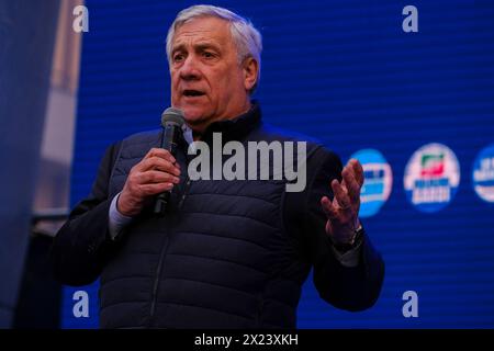 Rally di centro-destra Unito regionale basilicata il ministro degli Esteri Antonio Tajani leader di forza Italia durante la manifestazione conclusiva del candidato di centro-destra per la regione Basilicata . ABP08771 Copyright: XAntonioxBalascox Foto Stock