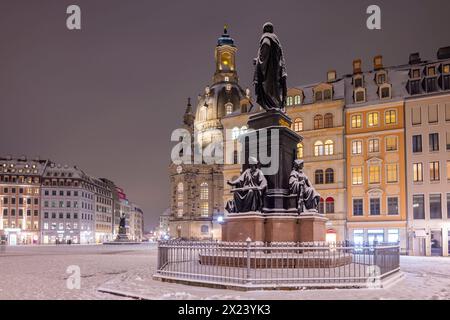 Inverno a Dresda Die Dresdener Altstadt mit ihren historischen Gebäuden. Neumarkt mit Denkmal für König Friedrich August II E Frauenkirche. Dresda Sachsen Deutschland *** Inverno a Dresda città vecchia di Dresda con i suoi edifici storici Neumarkt con monumento a Re Federico Augusto II e Frauenkirche Dresda Sassonia Germania Foto Stock